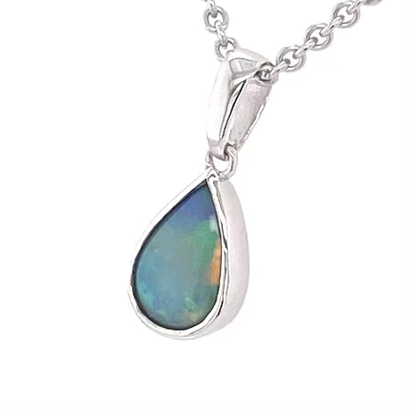 Vedhæng med en ægte solid krystal opal fra Australien indfattet i blankt sterling sølv.