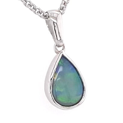 Vedhæng med en ægte solid krystal opal fra Australien indfattet i blankt sterling sølv.