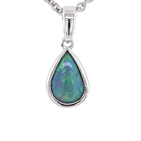 Vedhæng med en ægte solid krystal opal fra Australien indfattet i blankt sterling sølv.