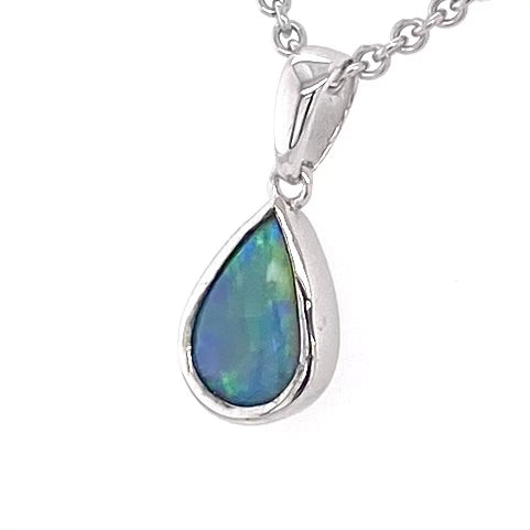 Vedhæng med en ægte solid krystal opal fra Australien indfattet i blankt sterling sølv.