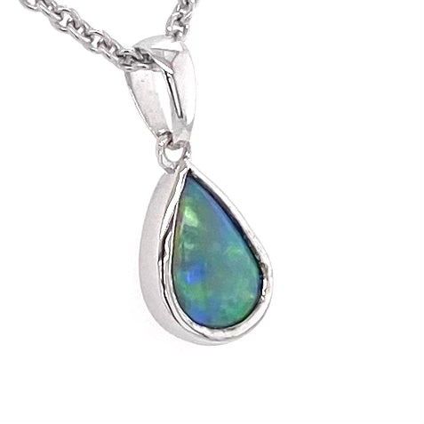 Vedhæng med en ægte solid krystal opal fra Australien indfattet i blankt sterling sølv.