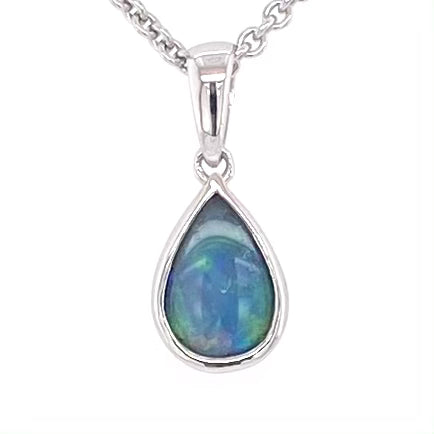 Vedhæng med en ægte solid krystal opal fra Australien indfattet i blankt sterling sølv.