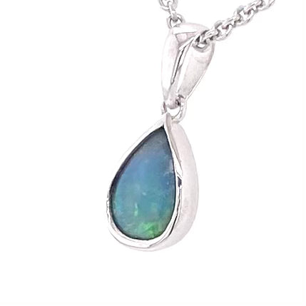 Vedhæng med en ægte solid krystal opal fra Australien indfattet i blankt sterling sølv.