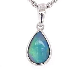 Vedhæng med en ægte solid krystal opal fra Australien indfattet i blankt sterling sølv.