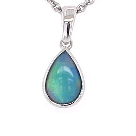 Vedhæng med en ægte solid krystal opal fra Australien indfattet i blankt sterling sølv.