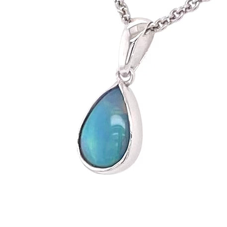 Vedhæng med en ægte solid krystal opal fra Australien indfattet i blankt sterling sølv.