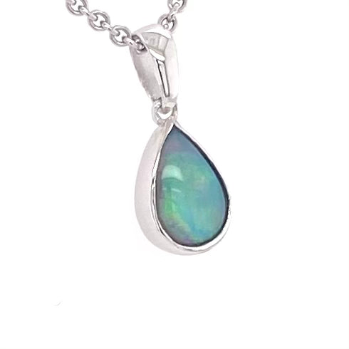 Vedhæng med en ægte solid krystal opal fra Australien indfattet i blankt sterling sølv.
