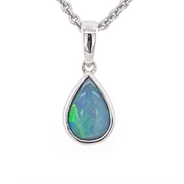 Vedhæng med en ægte solid krystal opal fra Australien indfattet i blankt sterling sølv.