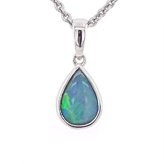 Vedhæng med en ægte solid krystal opal fra Australien indfattet i blankt sterling sølv.
