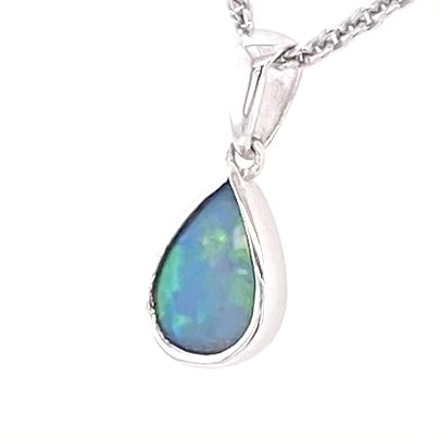 Vedhæng med en ægte solid krystal opal fra Australien indfattet i blankt sterling sølv.
