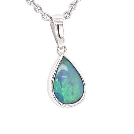 Vedhæng med en ægte solid krystal opal fra Australien indfattet i blankt sterling sølv.