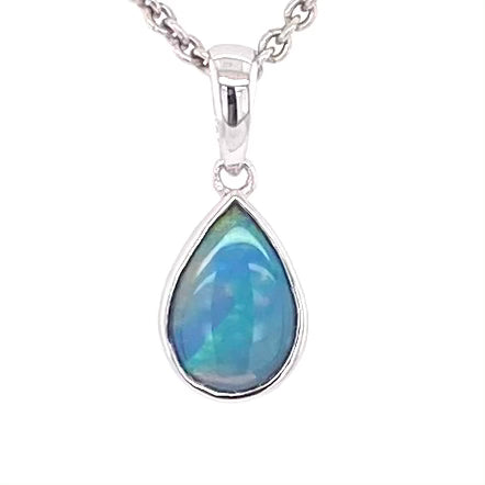 Vedhæng med en ægte solid krystal opal fra Australien indfattet i blankt sterling sølv.