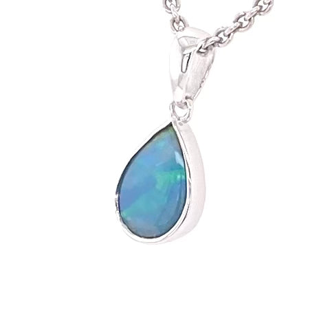Vedhæng med en ægte solid krystal opal fra Australien indfattet i blankt sterling sølv.