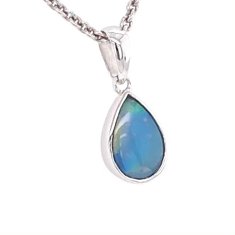 Vedhæng med en ægte solid krystal opal fra Australien indfattet i blankt sterling sølv.