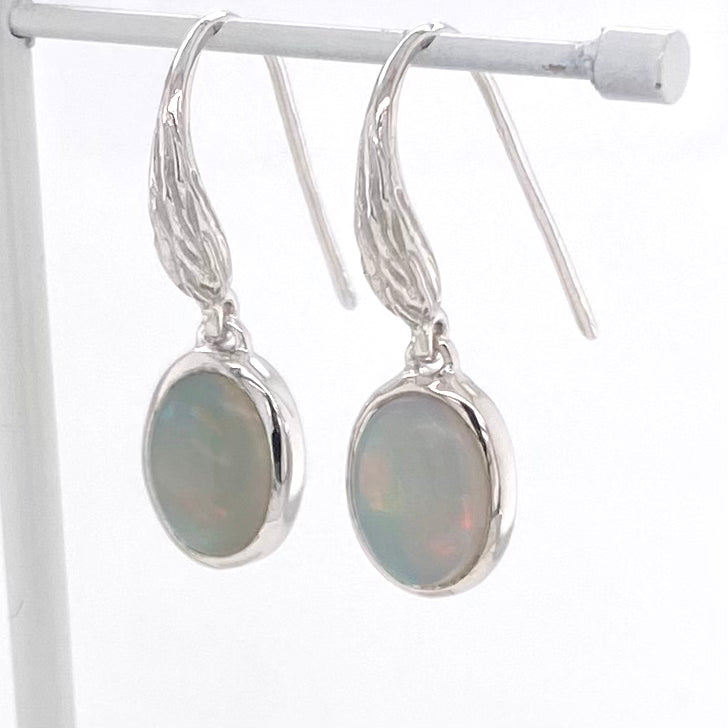 Ørehængere med ægte solide crystal opaler fra Australien, indfattet i sterling sølv.
