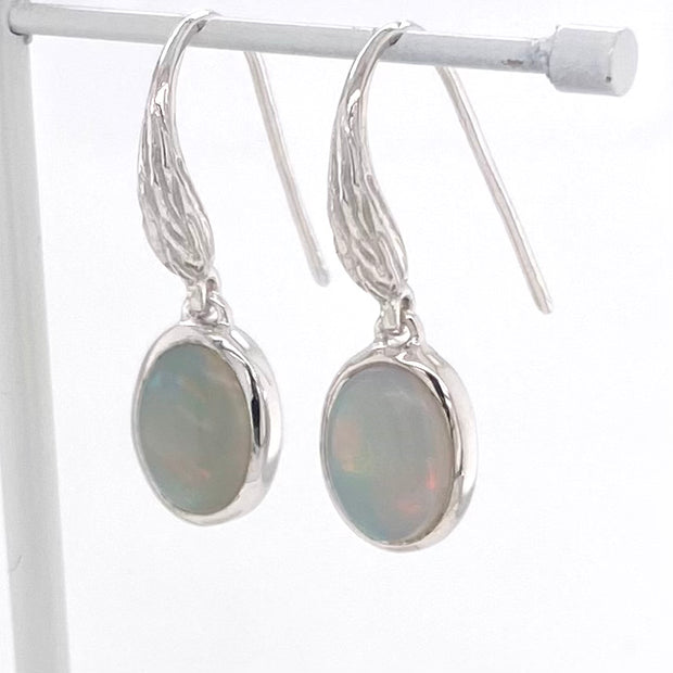 Ørehængere med ægte solide crystal opaler fra Australien, indfattet i sterling sølv.
