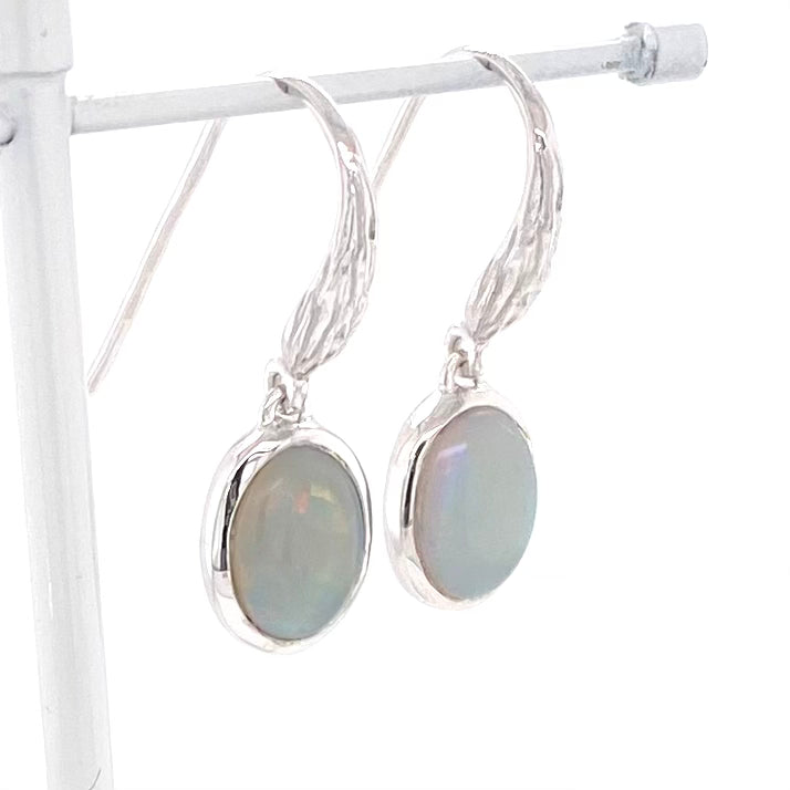 Ørehængere med ægte solide crystal opaler fra Australien, indfattet i sterling sølv.