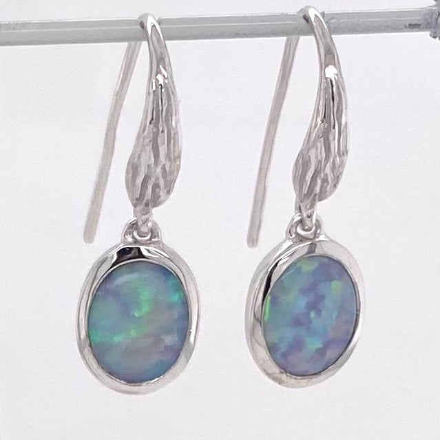 Ørehængere med ægte solide crystal opaler fra Australien, indfattet i sterling sølv.