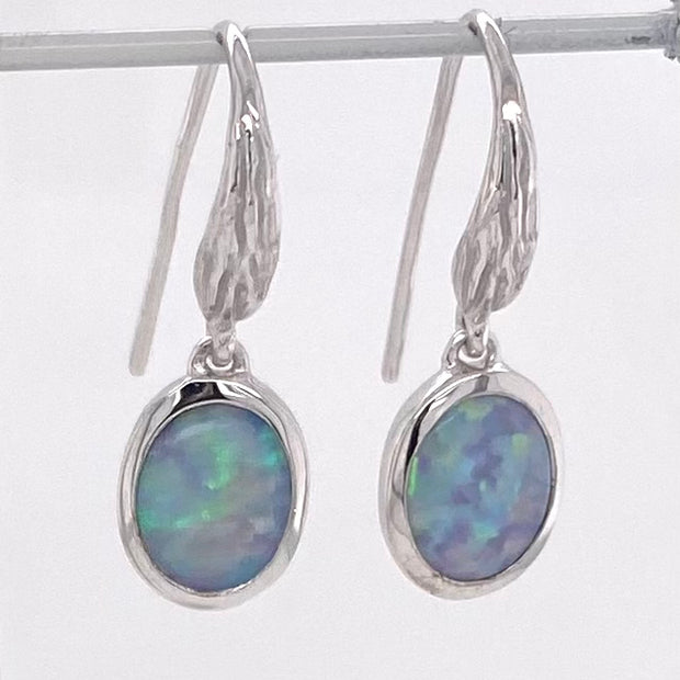 Ørehængere med ægte solide crystal opaler fra Australien, indfattet i sterling sølv.