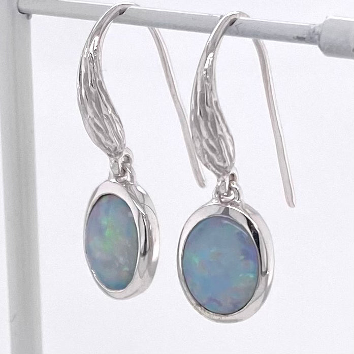 Ørehængere med ægte solide crystal opaler fra Australien, indfattet i sterling sølv.