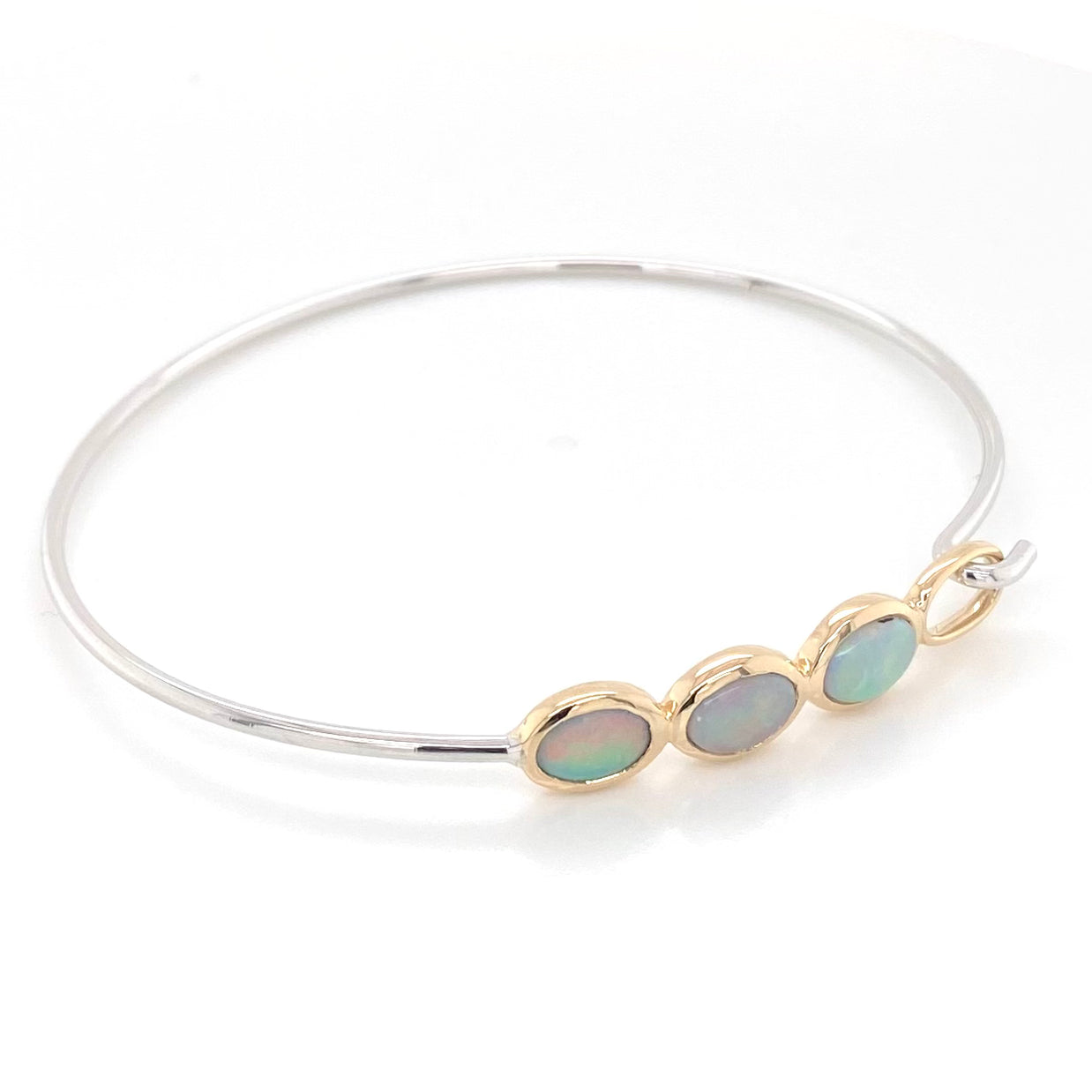 Armring i sterling sølv og 14 karat guld med 3 stk. 9 x 7 mm solide crystal opaler fra Australien.