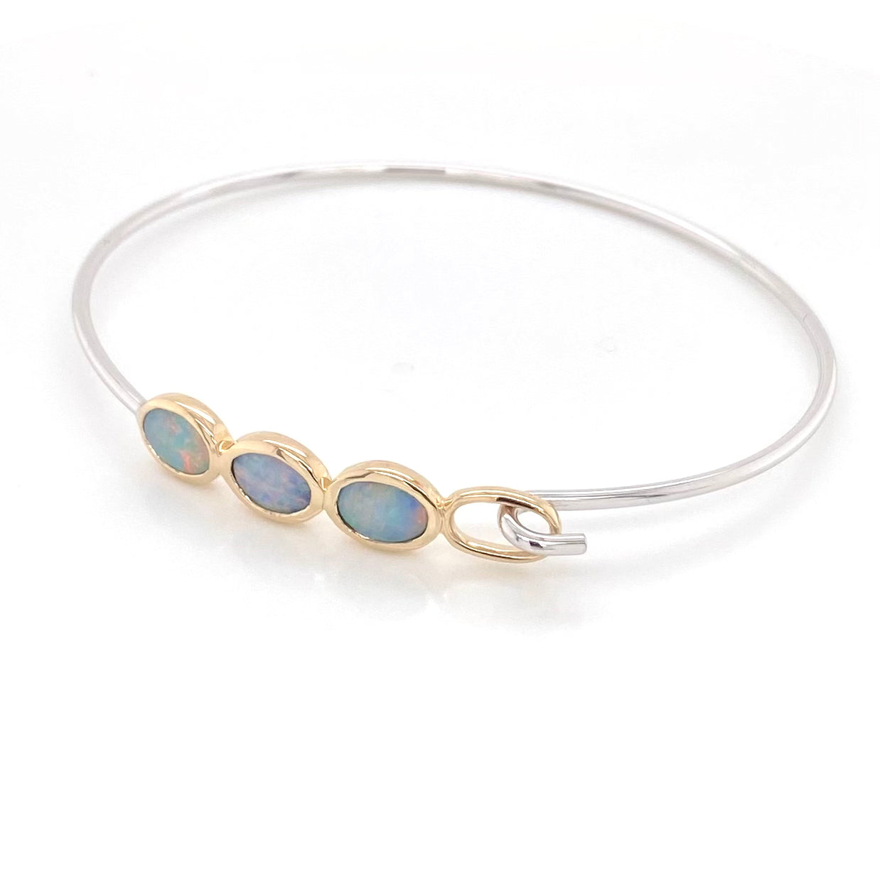 Armring i sterling sølv og 14 karat guld med 3 stk. 9 x 7 mm solide crystal opaler fra Australien.