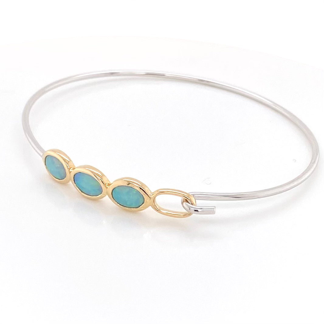 Armring i sterling sølv og 14 karat guld med 3 stk. 9 x 7 mm solide crystal opaler fra Australien.