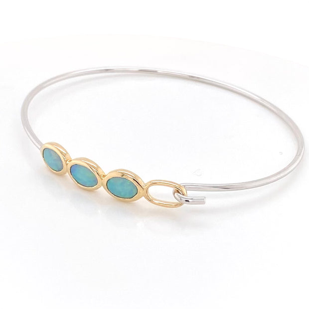 Armring i sterling sølv og 14 karat guld med 3 stk. 9 x 7 mm solide crystal opaler fra Australien.
