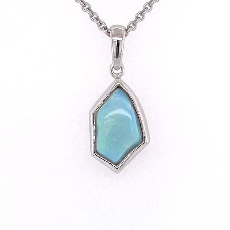 Vedhæng med en ægte solid krystal opal fra Australien indfattet i blankt rhodineret sterling sølv.