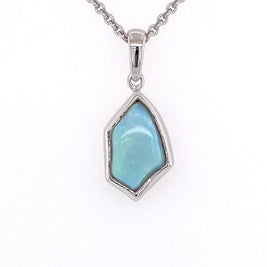 Vedhæng med en ægte solid krystal opal fra Australien indfattet i blankt rhodineret sterling sølv.