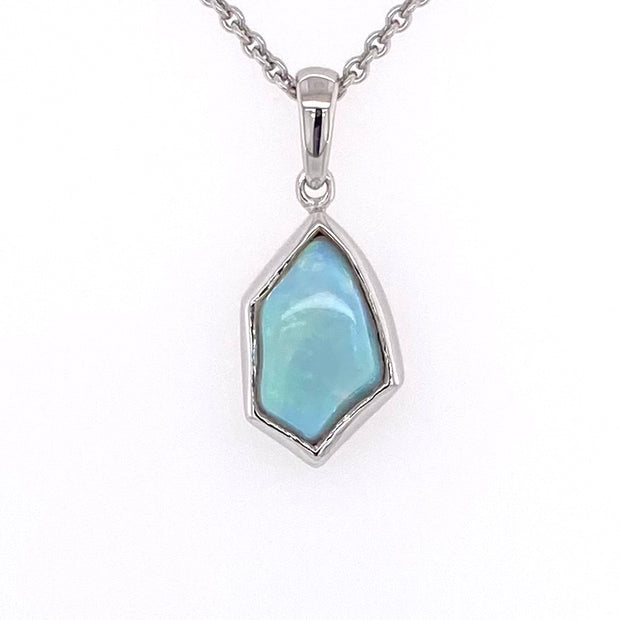 Vedhæng med en ægte solid krystal opal fra Australien indfattet i blankt rhodineret sterling sølv.