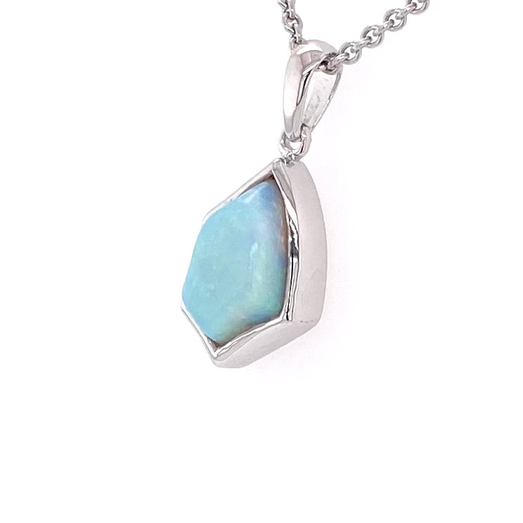 Vedhæng med en ægte solid krystal opal fra Australien indfattet i blankt rhodineret sterling sølv.
