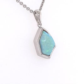 Vedhæng med en ægte solid krystal opal fra Australien indfattet i blankt rhodineret sterling sølv.