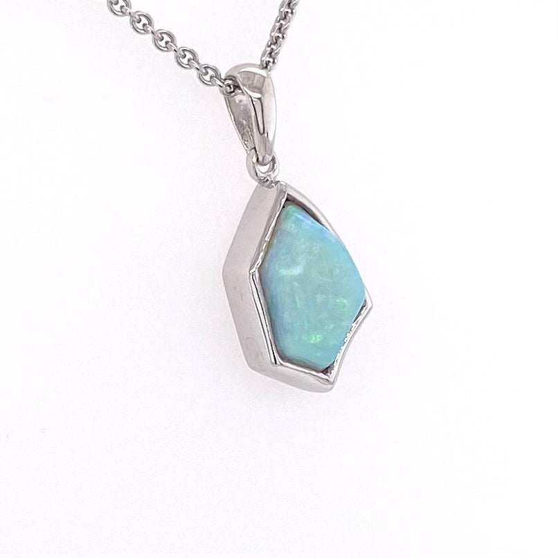 Vedhæng med en ægte solid krystal opal fra Australien indfattet i blankt rhodineret sterling sølv.