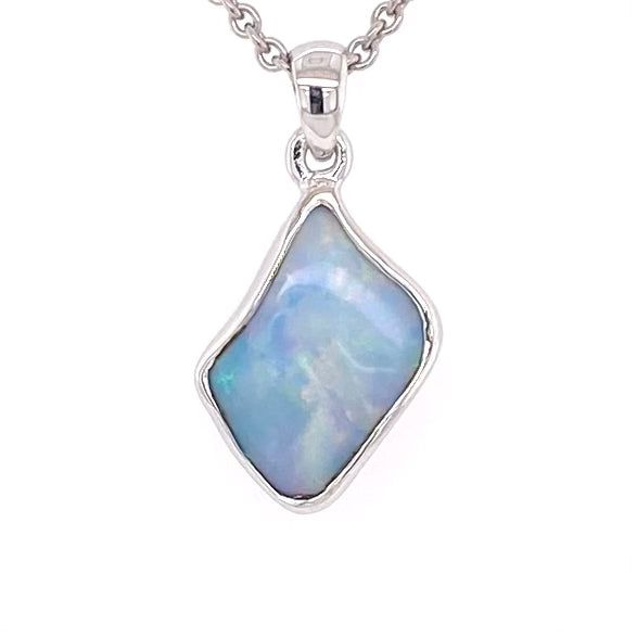 Vedhæng med en ægte solid krystal opal fra Australien indfattet i blankt rhodineret sterling sølv.