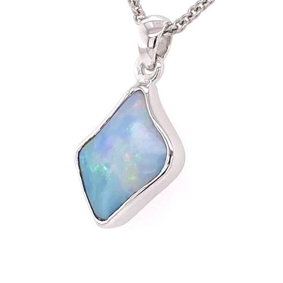 Vedhæng med en ægte solid krystal opal fra Australien indfattet i blankt rhodineret sterling sølv.