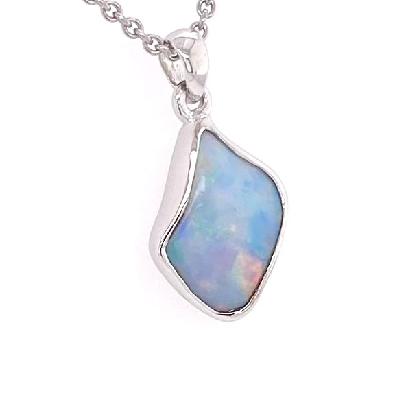 Vedhæng med en ægte solid krystal opal fra Australien indfattet i blankt rhodineret sterling sølv.