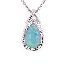 Vedhæng med en ægte solid krystal opal fra Australien indfattet i rhodineret sterling sølv. Opalen vejer 1,17 ct.