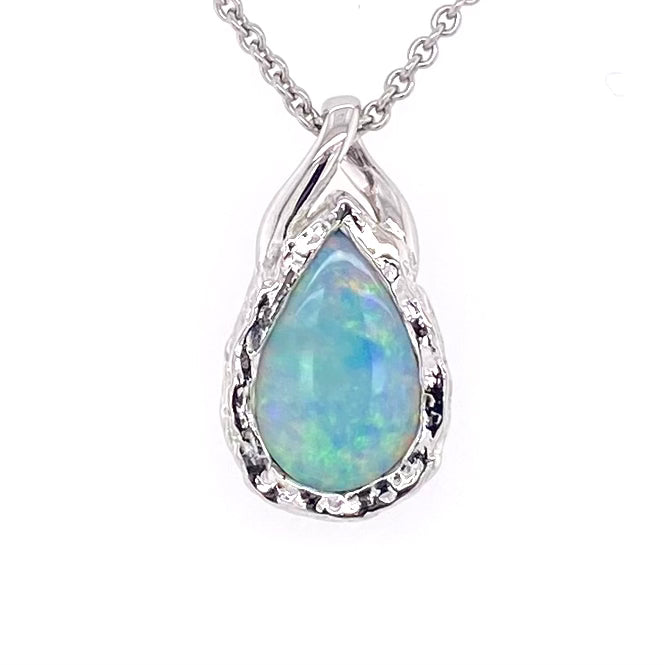 Vedhæng med en ægte solid krystal opal fra Australien indfattet i rhodineret sterling sølv. Opalen vejer 1,17 ct.