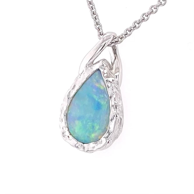 Vedhæng med en ægte solid krystal opal fra Australien indfattet i rhodineret sterling sølv. Opalen vejer 1,17 ct.