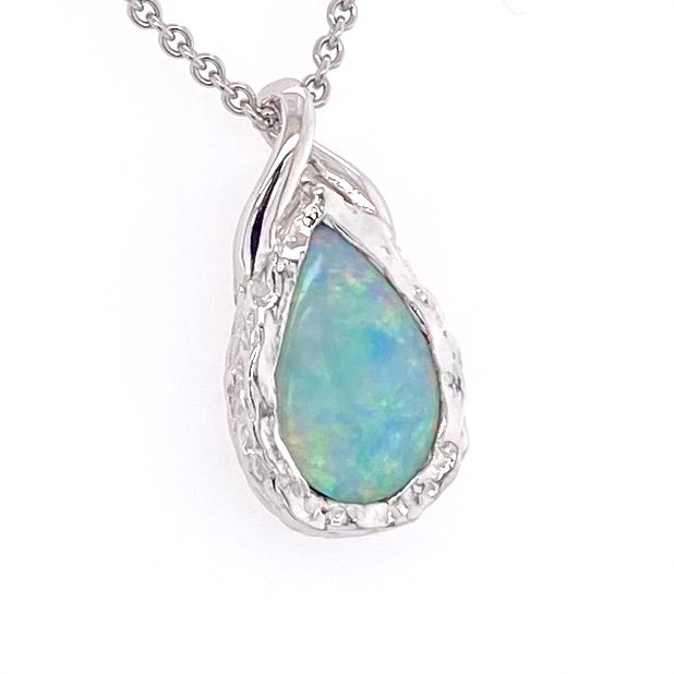 Vedhæng med en ægte solid krystal opal fra Australien indfattet i rhodineret sterling sølv. Opalen vejer 1,17 ct.