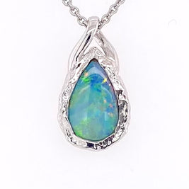 Vedhæng med en ægte solid krystal opal fra Australien indfattet i rhodineret sterling sølv. Opalen vejer 1,00 ct.