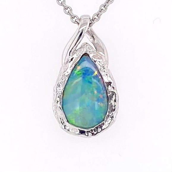 Vedhæng med en ægte solid krystal opal fra Australien indfattet i rhodineret sterling sølv. Opalen vejer 1,00 ct.