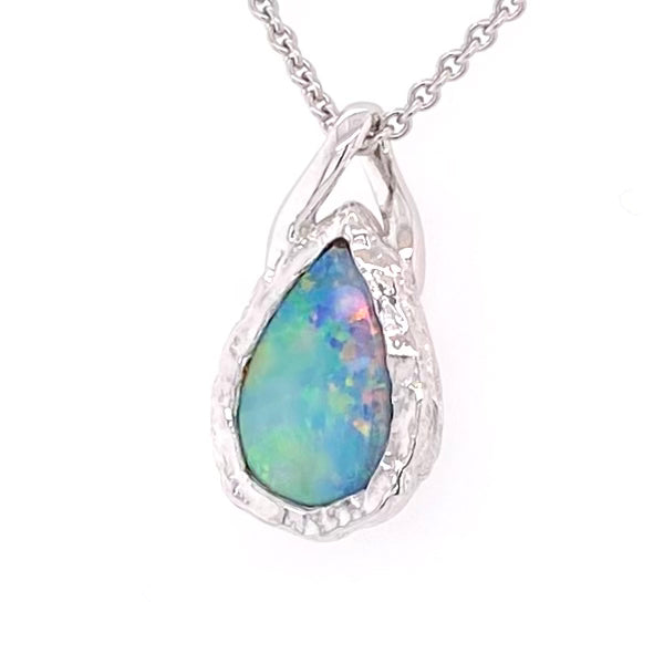 Vedhæng med en ægte solid krystal opal fra Australien indfattet i rhodineret sterling sølv. Opalen vejer 1,00 ct.