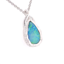 Vedhæng med en ægte solid krystal opal fra Australien indfattet i rhodineret sterling sølv. Opalen vejer 1,00 ct.