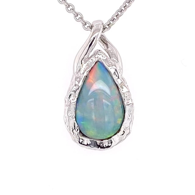 Vedhæng med en ægte solid krystal opal fra Australien indfattet i rhodineret sterling sølv. Opalen vejer 1,52 ct.