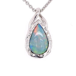 Vedhæng med en ægte solid krystal opal fra Australien indfattet i rhodineret sterling sølv. Opalen vejer 1,52 ct.