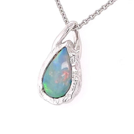 Vedhæng med en ægte solid krystal opal fra Australien indfattet i rhodineret sterling sølv. Opalen vejer 1,52 ct.