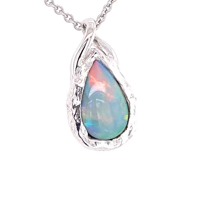 Vedhæng med en ægte solid krystal opal fra Australien indfattet i rhodineret sterling sølv. Opalen vejer 1,52 ct.