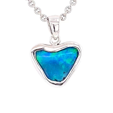 Vedhæng med en ægte solid krystal opal fra Australien indfattet i blankt sterling sølv.